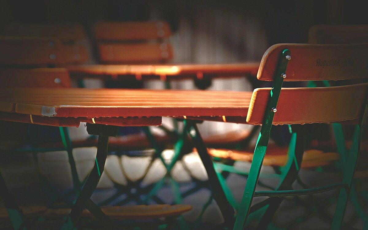 Stühle und Tische in einem Biergarten Stühle und Tische in einem Biergarten